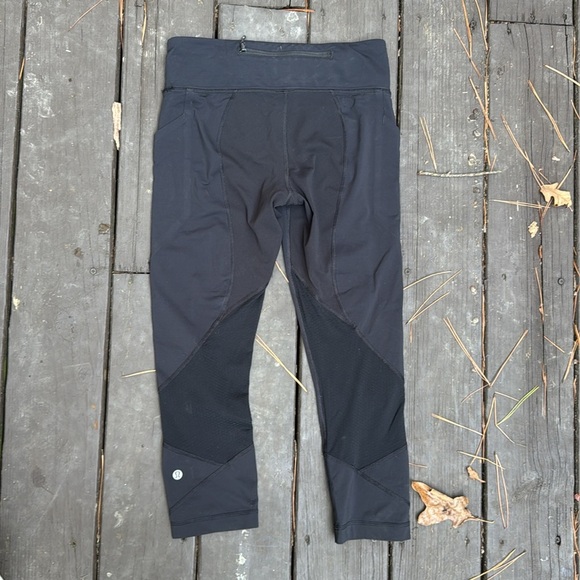 Lululemon Black Capri Leggings with sheer accents size 6 - Picture 3 of 5